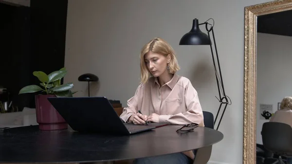 Volwassen Vrouw Roze Shirt Werken Met Laptop Zwarte Tafel Met — Stockfoto