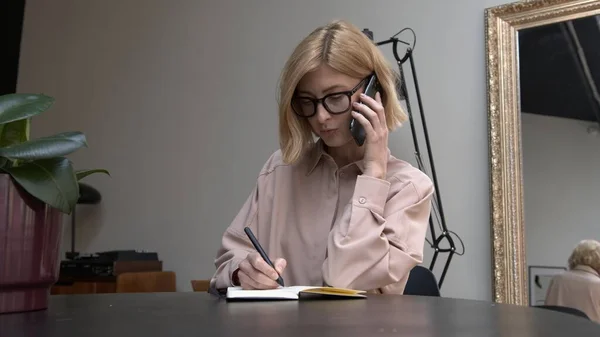 Mulher Adulta Óculos Rindo Vestindo Camisa Rosa Chamando Smartphone Conceito — Fotografia de Stock