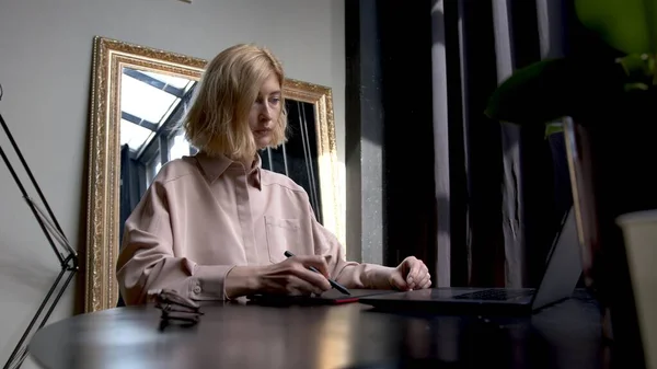 Mujer Adulta Camisa Rosa Dibujando Una Tableta Digital Usando Portátil — Foto de Stock