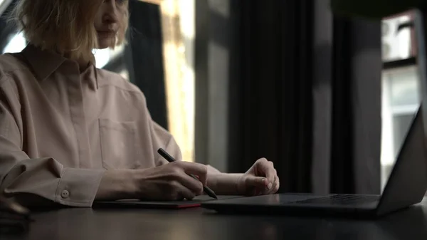 Felnőtt Rózsaszín Ingben Rajz Egy Digitális Tabletta Segítségével Laptop Koncentrált Stock Kép
