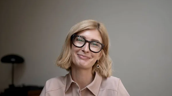 Gözlüklü Gülümseyen Sarışın Kadın Portresi Çekici Stil Sahibi Yetişkin Insan — Stok fotoğraf