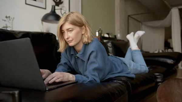 Jonge Vrouw Met Laptop Chillen Een Bank Woonkamer Vrouw Jeans — Stockfoto