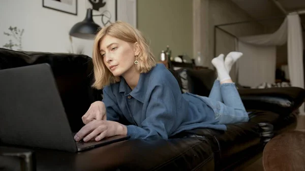 Mujer Joven Usando Ordenador Portátil Relajándose Sofá Sala Estar Mujer — Foto de Stock