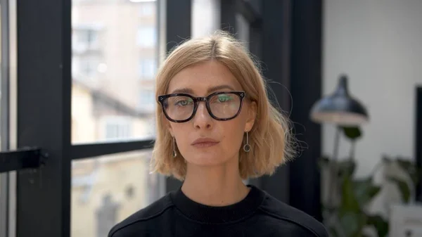 Mujer Rubia Retrato Gafas Con Emociones Tensas Fondo Sala Oficina — Foto de Stock