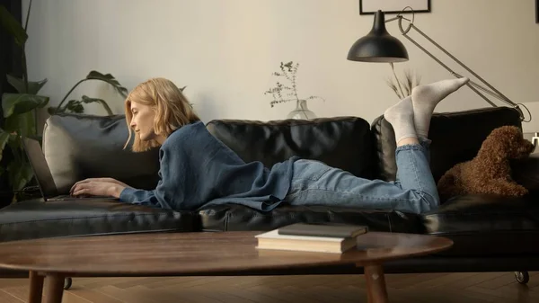 Jonge Vrouw Met Laptop Chillen Een Bank Woonkamer Vrouw Jeans — Stockfoto