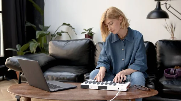 Kvinne Som Spiller Midi Kontroller Stua Med Sofa Produsent Musikk – stockfoto