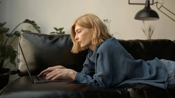 Mujer Joven Usando Ordenador Portátil Relajándose Sofá Sala Estar Mujer — Foto de Stock