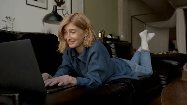 Jonge Vrouw Met Laptop Chillen Een Bank Woonkamer Vrouw Jeans Stockfoto