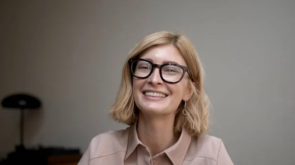 Ritratto Donna Bionda Con Gli Occhiali Che Sorride Attraente Persona Foto Stock Royalty Free