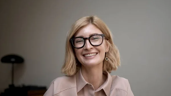 Bionda Ritratto Donna Occhiali Parlare Sorridere Attraente Persona Adulta Elegante Foto Stock