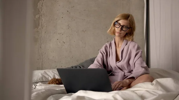 Geconcentreerde Aantrekkelijke Vrouw Werken Met Laptop Bed Slaapkamer Ochtend Freelancer Stockafbeelding