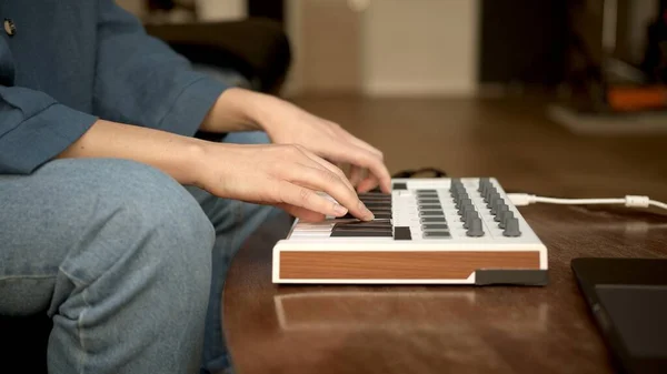 Vrouw Speelt Klein Toetsenbord Producer Van Muziek Sluiten Van Handen Stockfoto