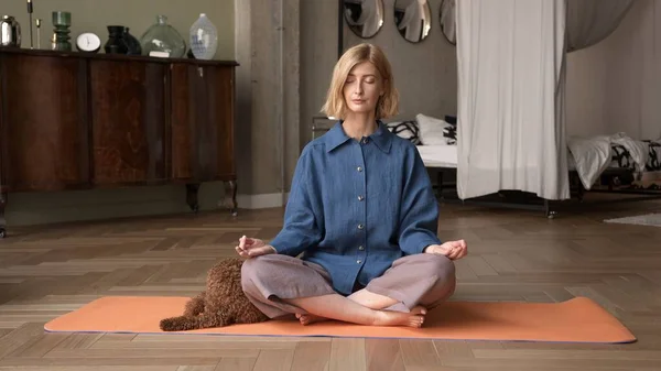 Een Vrouw Die Ademhalingsoefeningen Doet Yoga Oefent Blond Aantrekkelijk Fysiek Stockfoto