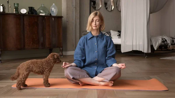 Donna Che Esercizi Respirazione Pratica Yoga Allenatore Fisico Attraente Biondo Immagine Stock