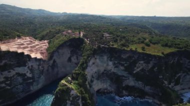 Kayalık uçurumun havadan görüntüsü. Hint Okyanusu kıyısında. Bali 'de Nusa Penida' nın güzel doğası. Seyahat yaz tatili konsepti. Drone adaya doğru uçuyor. Yüksek kalite 4k görüntü