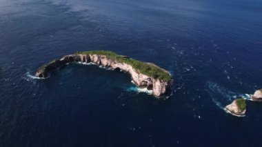 Ada kayalık adasının hava aracı görüntüsü. Hint Okyanusu kıyısında. Güzel doğa ve yaz tatili konsepti. Bali