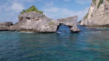 Kayalık uçurumun havadan görüntüsü. Hint Okyanusu kıyısında. Güzel doğa ve yaz tatili konsepti. İnsansız hava aracı Bali 'deki Nusa Penida Adası' na doğru uçuyor.