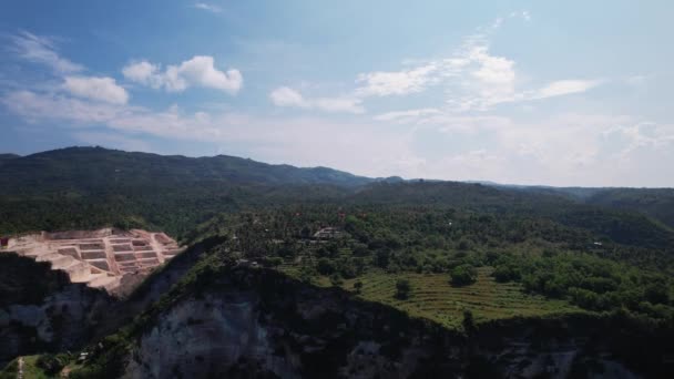 Luftaufnahme Drohne Fliegt Über Insel Richtung Meer Palmen Und Dorf — Stockvideo