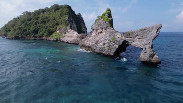 空中拍摄岩石悬崖 印度洋海岸 美丽的自然和旅行暑假的概念 无人机从右边飞到左边巴厘的努沙佩尼达岛 — 图库视频影像