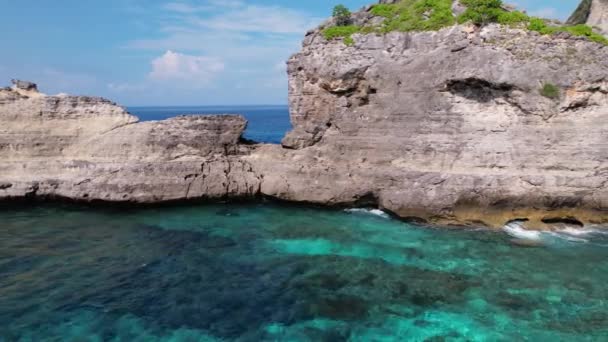 空中拍摄岩石悬崖 印度洋海岸 美丽的自然和旅行暑假的概念 无人机从左到右飞巴厘的努沙佩尼达岛 — 图库视频影像