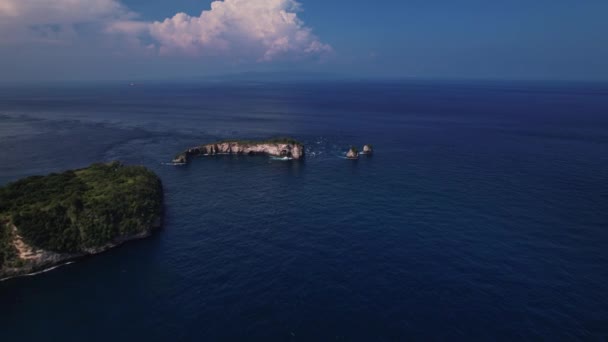 空中俯瞰 无人驾驶飞机在岛上飞向海洋 棕榈树和村庄的土地 暑假的概念 — 图库视频影像