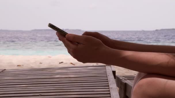 Νεαρή Γυναίκα Χρησιμοποιεί Ένα Smartphone Στην Παραλία Τρόπος Ζωής Ψυχαγωγικές — Αρχείο Βίντεο