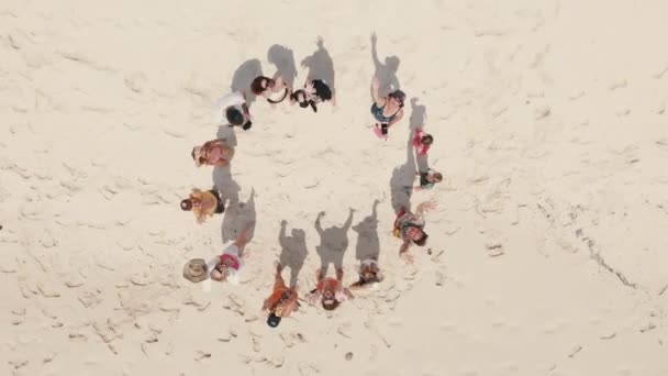 Дронный Снимок Людей Кругу Счастливых Машущих Руками Приближение Острова Бирюзовый — стоковое видео