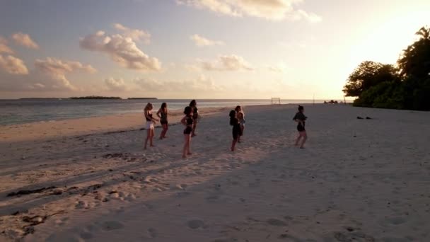 Grupo Bailarines Profesionales Que Tienen Ensayo Playa Maldivas Atardecer Drone — Vídeos de Stock