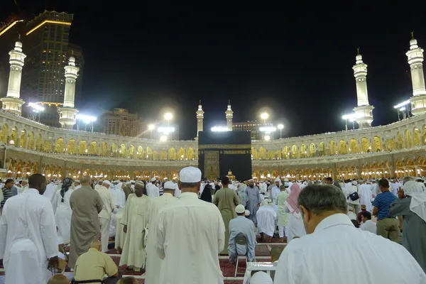 Muçulmano esperando pela oração do Magrebe na frente de Kaabah . — Fotografia de Stock