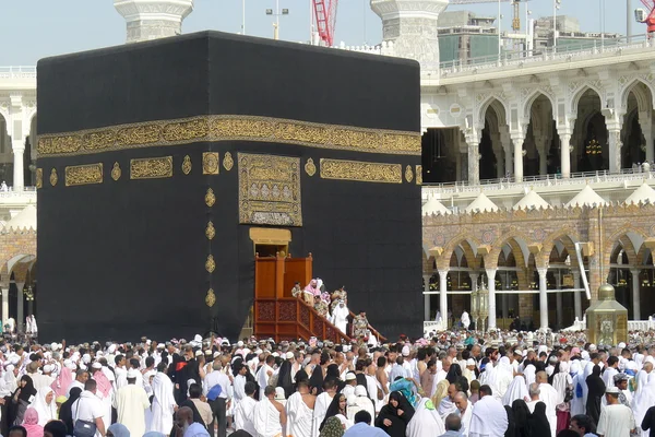 MAKKAH - 10 DE JULIO: Limpieza de Kaaba en Masjidil Haram el 10 de julio de 2011 en La Meca, Arabia Saudita. Esta ceremonia de limpieza se lleva a cabo dos veces al año . — Foto de Stock