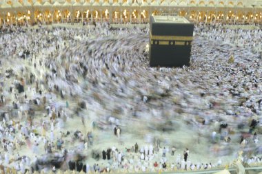 Müslüman Hacı circumbulate Kabe etrafında düşük çekim.