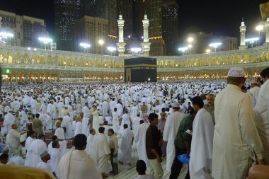 giriş katı Mescid-i haram gece boyunca içinde.