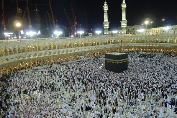 Musulmán dentro de Masjid Al-Haram en La Meca . — Foto de Stock