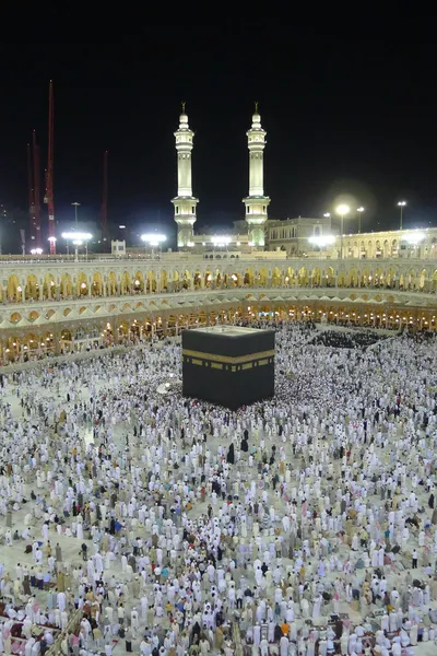 Muzułmańskich pielgrzymów wewnątrz meczetu masjid al-haram — Zdjęcie stockowe