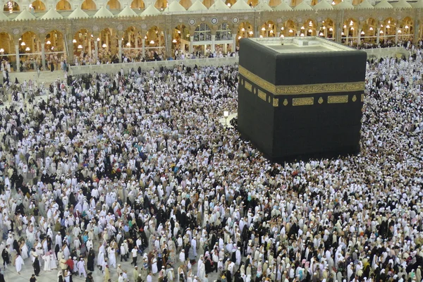 Muzulmán zarándokok körüljárják a kaabah. Stock Kép