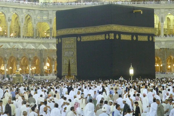 Egy zár-megjelöl kilátás muzulmán zarándokok körüljárják a kaaba, a földszinten a haram mecsetet, mecca. Jogdíjmentes Stock Fotók