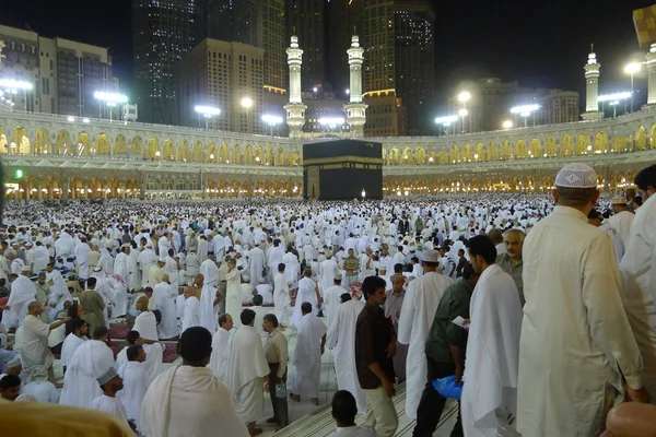 Erdgeschoss in der Masjid al-haram während der Nacht. Stockbild