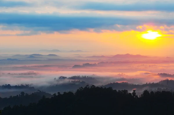 パノラマの丘から眺める日の出 — ストック写真