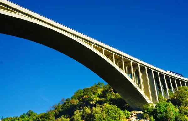 Puente con el hermoso cielo azul. — Zdjęcie stockowe