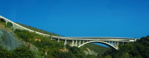 Most v Alpách. — Stock fotografie