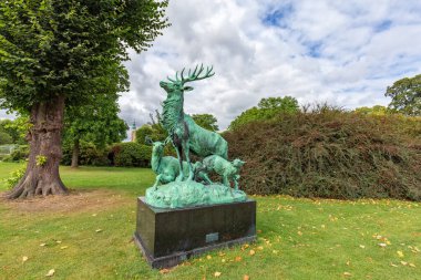 COPENHAGEN, DENMARK - 29 Ağustos 2016 'da Danimarka' da Rosenborg Kalesi ile Geyik Heykeli.