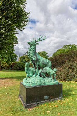 COPENHAGEN, DENMARK - 29 Ağustos 2016 'da Danimarka' da Rosenborg Kalesi ile Geyik Heykeli.