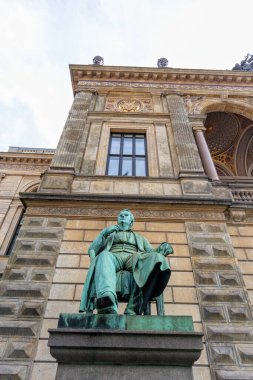 COPENHAGEN, DENMARK - 29 Ağustos 2016 'da Danimarka' daki Kraliyet Tiyatrosu önünde Adam Oehlenschlageradam heykeli.