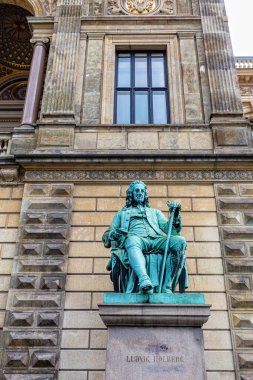 COPENHAGEN, DENMARK - 29 Ağustos 2016 'da Danimarka Kraliyet Tiyatrosu önünde Ludvig Holberg Heykeli.