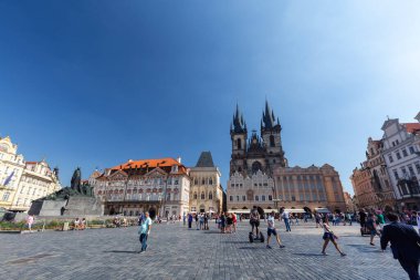 PRAG, CZECHIA - 8 Eylül 2016 'da Çek Cumhuriyeti' nin Prag kentindeki Eski Şehir Meydanı 'nda Tanımlanamayan İnsanlar Yürüyor.