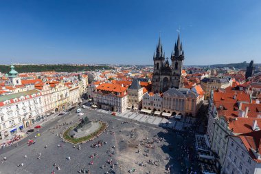 Prag 'daki Astronomik Saat' ten Tyn Öncesi Leydimizin Kilisesi ve eski kasaba meydanının manzara görüntüsü..