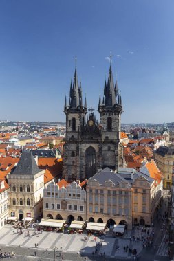 Prag 'daki Astronomik Saat' ten Tyn Öncesi Leydimizin Kilisesi ve eski kasaba meydanının manzara görüntüsü..