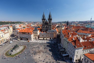 Prag 'daki Astronomik Saat' ten Tyn Öncesi Leydimizin Kilisesi ve eski kasaba meydanının manzara görüntüsü..