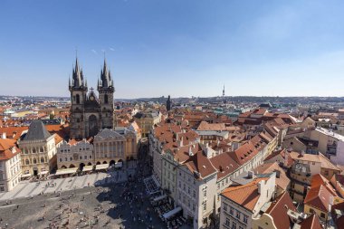 Prag 'daki Astronomik Saat' ten Tyn Öncesi Leydimizin Kilisesi ve eski kasaba meydanının manzara görüntüsü..