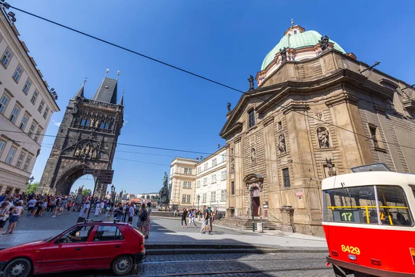 Prag Tjeckien September Oidentifierade Människor Samlas Vid Ingången Till Karlsbron — Stockfoto